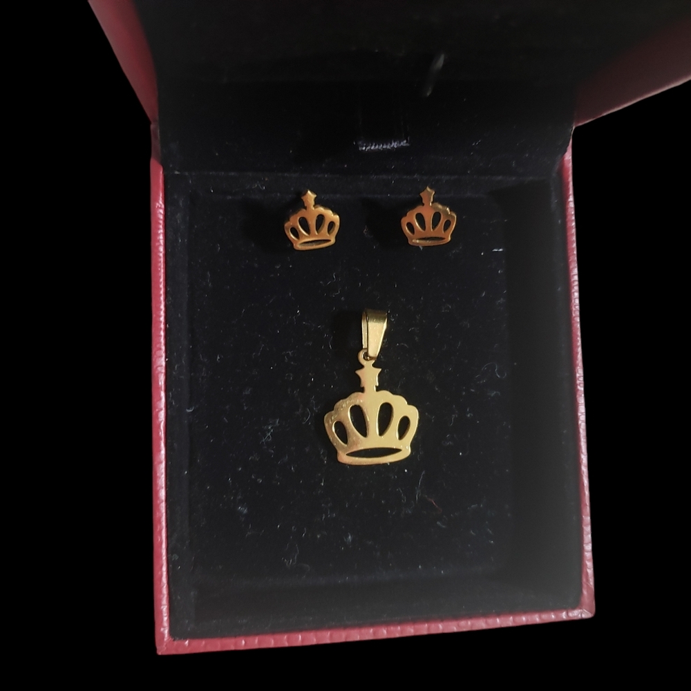 Crown Pendant & Stud Earrings Set
